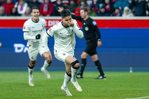 Goal to 0 1 by penalty kick by Kevin Diks Borussia Moenchengladbach, 04 , GER, 1 FC Heidenheim vs Borussia Moenchengladbach, Football, Bundesliga, Matchday 11, Season 2025 2026, 22 11 2025, DFL DFB REGULATES PROHIBIT ANY USE OF PHOTOGRAPHS AS IMAGE SEQUENCES AND OR QUASI VIDEO, GER, 1 FC Heidenheim vs Borussia Moenchengladbach, Football, Bundesliga, Matchday 11, Season 2025 2026, 22 11 2025 Heidenheim Copyright: xEibner-Pressefotox EP_EER
