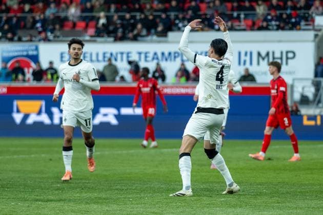 Goal to 0 1 from penalty by Kevin Diks Borussia Moenchengladbach, 04 , with Jens Castrop Borussia Moenchengladbach, 17 GER, 1 FC Heidenheim vs Borussia Moenchengladbach, Football, Bundesliga, Matchday 11, Season 2025 2026, 22 11 2025, DFL DFB REGULATES PROHIBIT ANY USE OF PHOTOGRAPHS AS IMAGE SEQUENCES AND OR QUASI VIDEO, GER, 1 FC Heidenheim vs Borussia Moenchengladbach, Football, Bundesliga, Matchday 11, Season 2025 2026, 22 11 2025 Heidenheim Copyright: xEibner-Pressefotox EP_EER