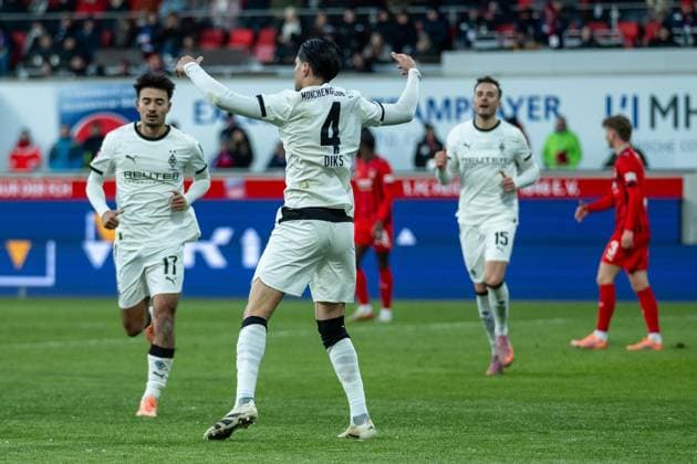 Goal to 0 1 from penalty by Kevin Diks Borussia Moenchengladbach, 04 , with Jens Castrop Borussia Moenchengladbach, 17 , Haris Tabakovic Borussia Moenchengladbach, 15 GER, 1 FC Heidenheim vs Borussia Moenchengladbach, Football, Bundesliga, Matchday 11, Matchday 2025 2026, 22 11 2025, DFL DFB REGULATES PROHIBIT ANY USE OF PHOTOGRAPHS AS IMAGE SEQUENCES AND OR QUASI VIDEO, GER, 1 FC Heidenheim vs Borussia Moenchengladbach, Football, Bundesliga, 11 Matchday, Matchday 2025 2026, 22 11 2025 Heidenheim Copyright: xEibner-Pressefotox EP_EER