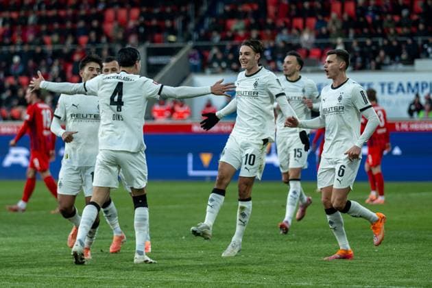 Goal to 0 1 by penalty kick by Kevin Diks Borussia Moenchengladbach, 04 , GER, 1 FC Heidenheim vs Borussia Moenchengladbach, Football, Bundesliga, Matchday 11, Season 2025 2026, 22 11 2025, DFL DFB REGULATES PROHIBIT ANY USE OF PHOTOGRAPHS AS IMAGE SEQUENCES AND OR QUASI VIDEO, GER, 1 FC Heidenheim vs Borussia Moenchengladbach, Football, Bundesliga, Matchday 11, Season 2025 2026, 22 11 2025 Heidenheim Copyright: xEibner-Pressefotox EP_EER