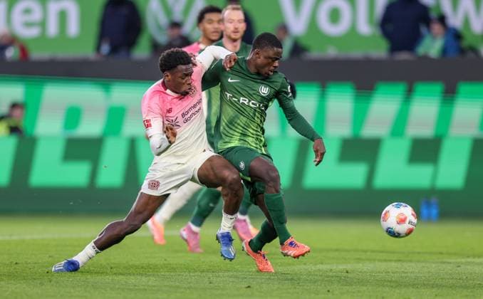 DEU, Wolfsburg, VfL Wolfsburg vs Bayer Leverkusen, Bundesliga, DFB, Saison 2526, Volkswagen Arena, 11 Spieltag, im Bild f l n r Ernest Poku Bayer Leverkusen 19 , Saël Kumbedi VfL Wolfsburg 26 DFB DFL REGULATIONS PROHIBIT ANY USE OF PHOTOGRAPHS AS IMAGE SEQUENCES AND OR QUASI VIDEO, 22 11 2025 Copyright: HMBxMedia HendrikxHamelau