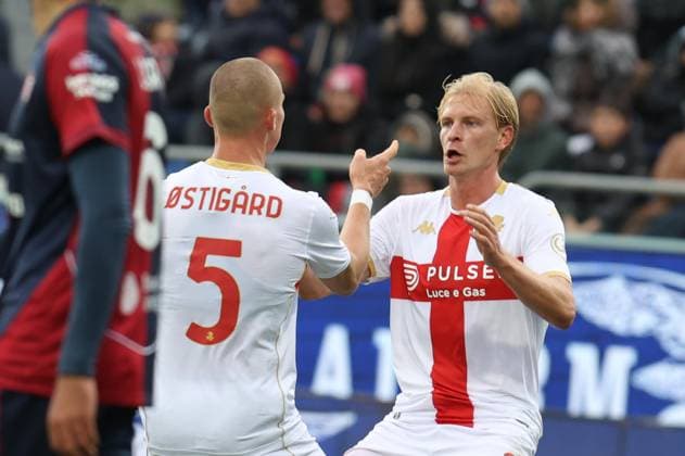 November 22, 2025, Cagliari: Genoa™s Leo Skiri Ostigard (L) jubilates with his teammates after scoring the 1-2 goal during the Italian Serie A soccer match Cagliari calcio vs Genoa CFC at the Unipol Domus in Cagliari, Italy, 22 November 2025 .ANSA FABIO MURRU Soccer; Serie A:Cagliari Vs Genoa  - ZUMAa110 20251122_zaf_a110_032 Copyright: xFabioxMurrux