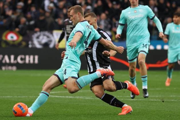 Bologna s Tommaso Pobega fights for the ball with Udinese™s Jesper Karlstroem during the Serie A soccer match between Udinese and Bologna at the Bluenergy Stadium in Udine, north east Italy - Saturday, November 22,2025 - soccer  Copyright: xAndreaxBressanutti LaPressex