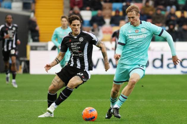 Bologna s Torbjorn Heggem fights for the ball with Udinese™s Nicolo Zaniolo during the Serie A soccer match between Udinese and Bologna at the Bluenergy Stadium in Udine, north east Italy - Saturday, November 22,2025 - soccer  Copyright: xAndreaxBressanutti LaPressex