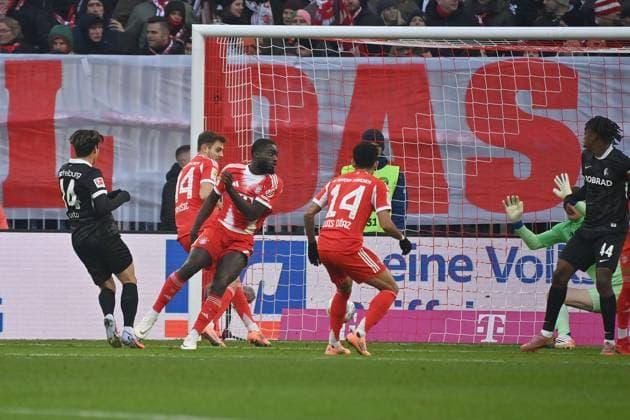 Goal Yuito SUZUKI SC Freiburg ,left to 0 1,Action,Goal kick Soccer 1 Bundesliga Season 2025 2026, 11 Matchday, Matchday11 FC Bayern Muenchen SC Freiburg on 22 11 2025 , A L L I A N Z A R E N A