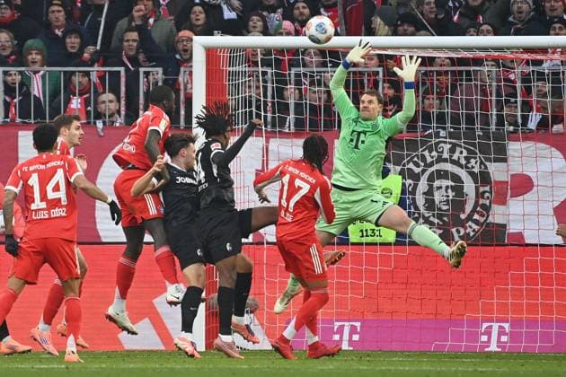 Goal Johan MANZAMBI SC Freiburg to 2 0, Action,Goal against Manuel NEW Goalkeeper Bayern Muenchen Soccer 1 Bundesliga Season 2025 2026, 11 Matchday, Matchday11 FC Bayern Muenchen SC Freiburg on 22 11 2025 , A L L I A N Z A R E N A