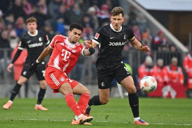 Luis DIAZ Bayern Muenchen , Action,duel against Maximilian EGGESTEIN SC Freiburg Football 1 Bundesliga Season 2025 2026, 11 Matchday, Matchday11 FC Bayern Muenchen SC Freiburg on 22 11 2025 , A L L I A N Z A R E N A