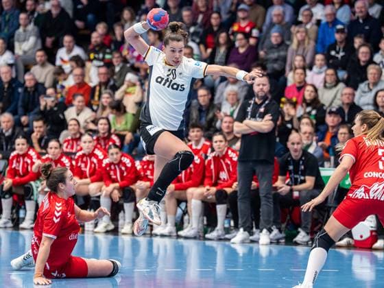 Emily Vogel Germany, 20 comes free to throw, Germany vs. Switzerland, handball, international match, women, 2025 2026 season, 22 11 2025, Germany vs. Switzerland, handball, international match, women, 2025 2026 season, 22 11 2025 Goeppingen Copyright: xEibner-Pressefoto MichaelxSchmidx EP_MST