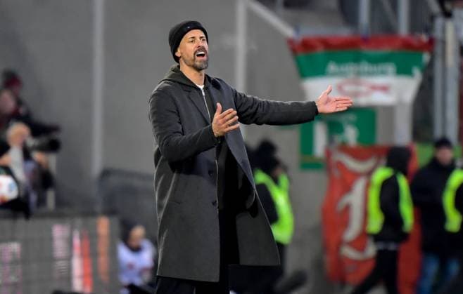 22 11 2025, xemx, Soccer 1 Bundesliga, FC Augsburg Hamburger SV v l Head coach Sandro Wagner FC Augsburg gives instructions, gesticulates with arms, gesticulates, gives instructions DFL DFB REGULATIONS PROHIBIT ANY USE OF PHOTOGRAPHS as IMAGE SEQUENCES and or QUASI VIDEO Augsburg