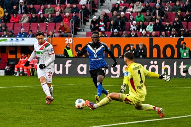 GER, 1 FBL, FC Augsburg vs Hamburger SV 22 11 2025, WWK Arena, Augsburg, GER, 1 FBL, FC Augsburg vs Hamburger SV, in the picture disallowed goal by Fabian Rieder FC Augsburg, 32 , Jordan Torunarigha Hamburger SV, 25 , Daniel Heuer Fernandes Hamburger SV, 1 nordphotoxGmbHx xHafner nph00200