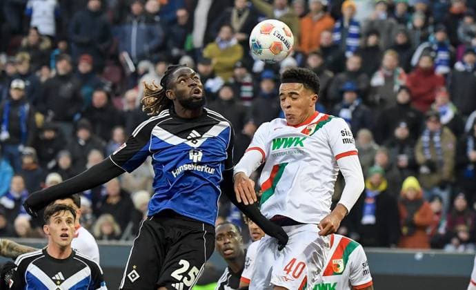 22 11 2025, xemx, Football 1 Bundesliga, FC Augsburg Hamburger SV v l Jordan Torunarigha Hamburger SV , Noahkai Banks FC Augsburg Zweikampf, Aktion, action, battle for the ball DFL DFB REGULATIONS PROHIBIT ANY USE OF PHOTOGRAPHS as IMAGE SEQUENCES and or QUASI VIDEO Augsburg