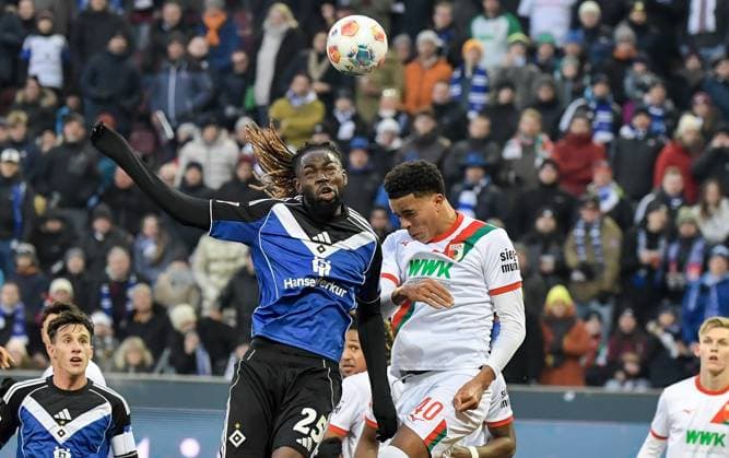 22 11 2025, xemx, Football 1 Bundesliga, FC Augsburg Hamburger SV v l Jordan Torunarigha Hamburger SV , Noahkai Banks FC Augsburg Zweikampf, Aktion, action, battle for the ball DFL DFB REGULATIONS PROHIBIT ANY USE OF PHOTOGRAPHS as IMAGE SEQUENCES and or QUASI VIDEO Augsburg