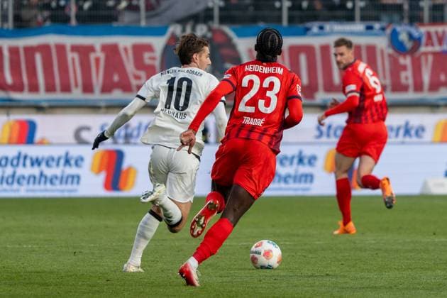 Omar Haktab Traore FC Heidenheim, 23 sprints after Florian Neuhaus Borussia Mönchengladbach, 10, GER, 1 FC Heidenheim 1846 vs Borussia Mönchengladbach, Football, 1 Bundesliga, Matchday 11, Season 2025 2026, 22 11 2025, DFL REGULATES PROHIBIT ANY USE OF PHOTOGRAPHS AS IMAGE SEQUENCES AND OR QUASI VIDEO, GER, 1 FC Heidenheim 1846 vs Borussia Mönchengladbach, Football, 1 Bundesliga, Matchday 11, Season 2025 2026, 22 11 2025, Heidenheim Copyright: xEibner-Pressefoto EdwardxCheungx EP_ECG
