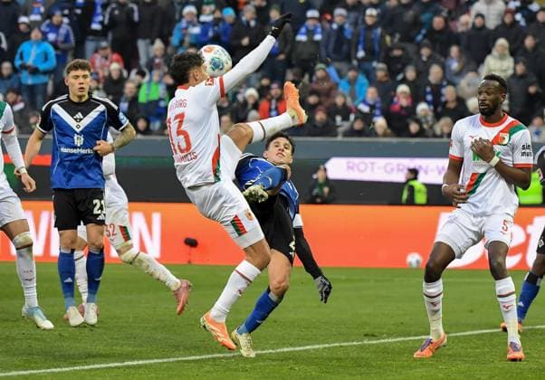 22 11 2025, xemx, Soccer 1 Bundesliga, FC Augsburg Hamburger SV v l Dimitrios Giannoulis FC Augsburg , Nicolas Capaldo Hamburger SV Zweikampf, Aktion, action, battle for the ball DFL DFB REGULATIONS PROHIBIT ANY USE OF PHOTOGRAPHS as IMAGE SEQUENCES and or QUASI VIDEO Augsburg