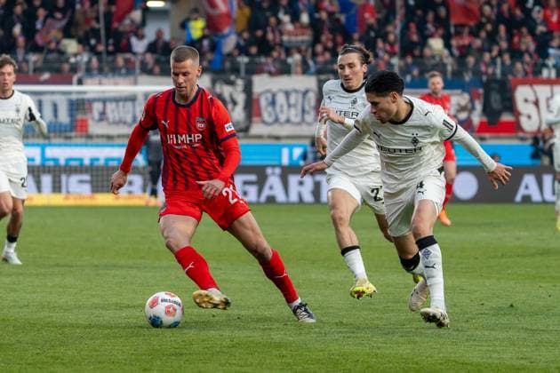 Adrian Beck FC Heidenheim, 21 is followed by Rocco Reitz Borussia Mönchengladbach, 27 and Kevin Diks Borussia Mönchengladbach, 04, GER, 1 FC Heidenheim 1846 vs Borussia Mönchengladbach, Football, 1 Bundesliga, Matchday 11, Season 2025 2026, 22 11 2025, DFL REGULATES PROHIBIT ANY USE OF PHOTOGRAPHS AS IMAGE SEQUENCES AND OR QUASI VIDEO, GER, 1 FC Heidenheim 1846 vs Borussia Mönchengladbach, Football, 1 Bundesliga, Matchday 11, Season 2025 2026, 22 11 2025, Heidenheim Copyright: xEibner-Pressefoto EdwardxCheungx EP_ECG