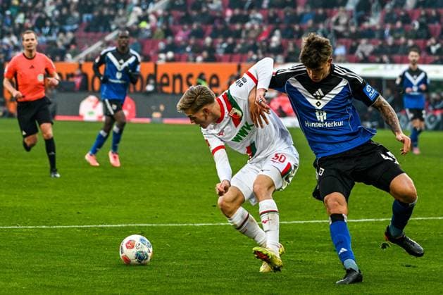 GER, 1 FBL, FC Augsburg vs Hamburger SV 22 11 2025, WWK Arena, Augsburg, GER, 1 FBL, FC Augsburg vs Hamburger SV, pictured Anton Kade FC Augsburg, 30 , Luka Vuskovic Hamburger SV, 44 nordphotoxGmbHx xHafner nph00200