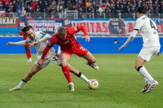 Adrian Beck FC Heidenheim, 21 against Rocco Reitz Borussia Mönchengladbach, 27 and Kevin Diks Borussia Mönchengladbach, 04 , GER, 1 FC Heidenheim 1846 vs Borussia Mönchengladbach, Football, 1 Bundesliga, Matchday 11, Matchday 2025 2026, 22 11 2025, DFL REGULATES PROHIBIT ANY USE OF PHOTOGRAPHS AS IMAGE SEQUENCES AND OR QUASI VIDEO, GER, 1 FC Heidenheim 1846 vs Borussia Mönchengladbach, Football, 1 Bundesliga, Matchday 11, Matchday 2025 2026, 22 11 2025, Heidenheim Copyright: xEibner-Pressefoto EdwardxCheungx EP_ECG