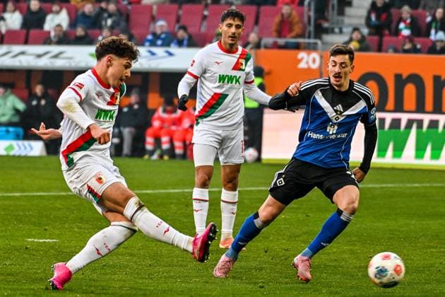 GER, 1 FBL, FC Augsburg vs Hamburger SV 22 11 2025, WWK Arena, Augsburg, GER, 1 FBL, FC Augsburg vs Hamburger SV, in the picture scoring chance by Mert Kömür Koemuer FC Augsburg, 36 , Giogi Gocholeishvili Hamburger SV, 16 nordphotoxGmbHx xHafner nph00200