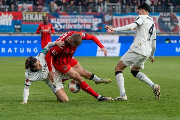 Adrian Beck FC Heidenheim, 21 against Rocco Reitz Borussia Mönchengladbach, 27 and Kevin Diks Borussia Mönchengladbach, 04 , GER, 1 FC Heidenheim 1846 vs Borussia Mönchengladbach, Football, 1 Bundesliga, Matchday 11, Matchday 2025 2026, 22 11 2025, DFL REGULATES PROHIBIT ANY USE OF PHOTOGRAPHS AS IMAGE SEQUENCES AND OR QUASI VIDEO, GER, 1 FC Heidenheim 1846 vs Borussia Mönchengladbach, Football, 1 Bundesliga, Matchday 11, Matchday 2025 2026, 22 11 2025, Heidenheim Copyright: xEibner-Pressefoto EdwardxCheungx EP_ECG