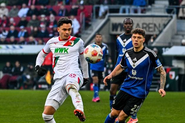 GER, 1 FBL, FC Augsburg vs Hamburger SV 22 11 2025, WWK Arena, Augsburg, GER, 1 FBL, FC Augsburg vs Hamburger SV, pictured Fabian Rieder FC Augsburg, 32 , Nicolai Remberg Hamburger SV, 21 nordphotoxGmbHx xHafner nph00200
