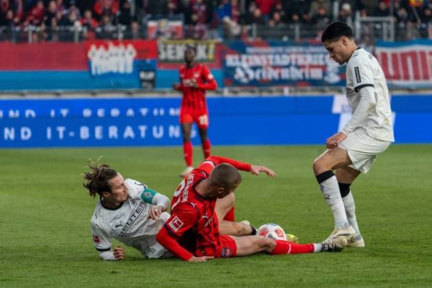 Adrian Beck FC Heidenheim, 21 against Rocco Reitz Borussia Mönchengladbach, 27 and Kevin Diks Borussia Mönchengladbach, 04 , GER, 1 FC Heidenheim 1846 vs Borussia Mönchengladbach, Football, 1 Bundesliga, Matchday 11, Matchday 2025 2026, 22 11 2025, DFL REGULATES PROHIBIT ANY USE OF PHOTOGRAPHS AS IMAGE SEQUENCES AND OR QUASI VIDEO, GER, 1 FC Heidenheim 1846 vs Borussia Mönchengladbach, Football, 1 Bundesliga, Matchday 11, Matchday 2025 2026, 22 11 2025, Heidenheim Copyright: xEibner-Pressefoto EdwardxCheungx EP_ECG