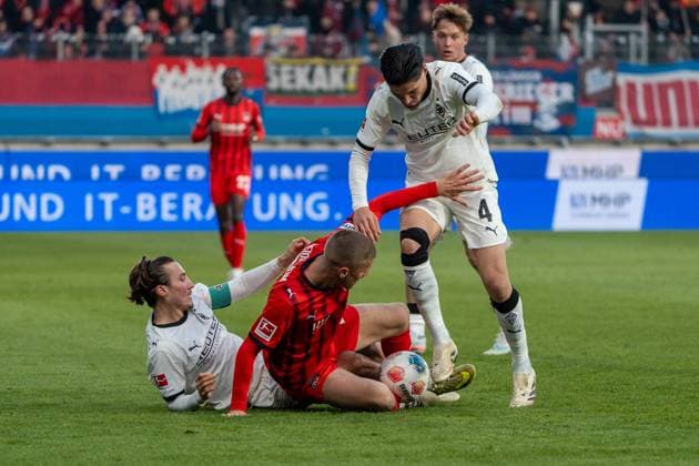 Adrian Beck FC Heidenheim, 21 against Rocco Reitz Borussia Mönchengladbach, 27 and Kevin Diks Borussia Mönchengladbach, 04 , GER, 1 FC Heidenheim 1846 vs Borussia Mönchengladbach, Football, 1 Bundesliga, Matchday 11, Matchday 2025 2026, 22 11 2025, DFL REGULATES PROHIBIT ANY USE OF PHOTOGRAPHS AS IMAGE SEQUENCES AND OR QUASI VIDEO, GER, 1 FC Heidenheim 1846 vs Borussia Mönchengladbach, Football, 1 Bundesliga, Matchday 11, Matchday 2025 2026, 22 11 2025, Heidenheim Copyright: xEibner-Pressefoto EdwardxCheungx EP_ECG