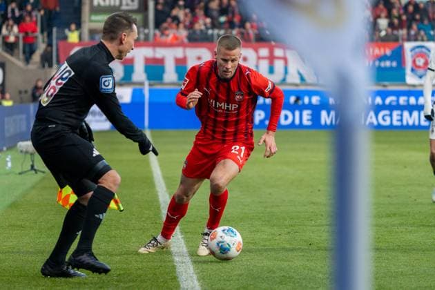 Adrian Beck FC Heidenheim, 21 can keep the ball in the pitch, GER, 1 FC Heidenheim 1846 vs Borussia Mönchengladbach, Football, 1 Bundesliga, Matchday 11, Season 2025 2026, 22 11 2025, DFL REGULATES PROHIBIT ANY USE OF PHOTOGRAPHS AS IMAGE SEQUENCES AND OR QUASI VIDEO, GER, 1 FC Heidenheim 1846 vs Borussia Mönchengladbach, Football, 1 Bundesliga, Matchday 11, Season 2025 2026, 22 11 2025, Heidenheim Copyright: xEibner-Pressefoto EdwardxCheungx EP_ECG