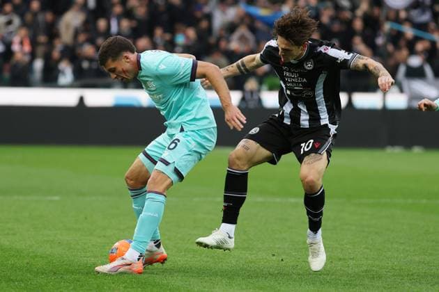 Bologna s Nicolo Casale fights for the ball with Udinese™s Nicolo Zaniolo during the Serie A soccer match between Udinese and Bologna at the Bluenergy Stadium in Udine, north east Italy - Saturday, November 22,2025 - soccer  Copyright: xAndreaxBressanutti LaPressex