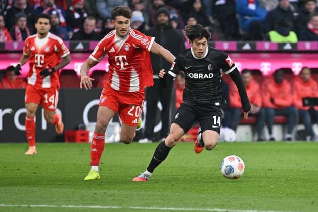 GER, Bayern, Muenchen, Fußball, FC Bayern Muenchen SC Freiburg, in der Allianz Arena, Muenchen, Bundesliga, 11 Spieltag, 22 11 25, v l Tom Bischof FC Bayern Muenchen, 20 , Yuito Suzuki SC Freiburg, 14 , im Zweikampf um den Ball DFL DFB regulations prohibit any use of photographs as image sequences and or quasi video, Copyright: HMB-Media MichaelxNibel