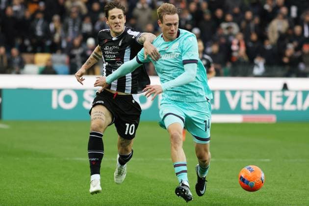 Bologna s Torbjorn Heggem fights for the ball with Udinese™s Nicolo Zaniolo during the Serie A soccer match between Udinese and Bologna at the Bluenergy Stadium in Udine, north east Italy - Saturday, November 22,2025 - soccer  Copyright: xAndreaxBressanutti LaPressex