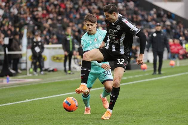 Udinese s Jurgen Ekkelenkamp fights for the ball with Bologna s Benjamin Dominguez during the Serie A soccer match between Udinese and Bologna at the Bluenergy Stadium in Udine, north east Italy - Saturday, November 22,2025 - soccer  Copyright: xAndreaxBressanutti LaPressex
