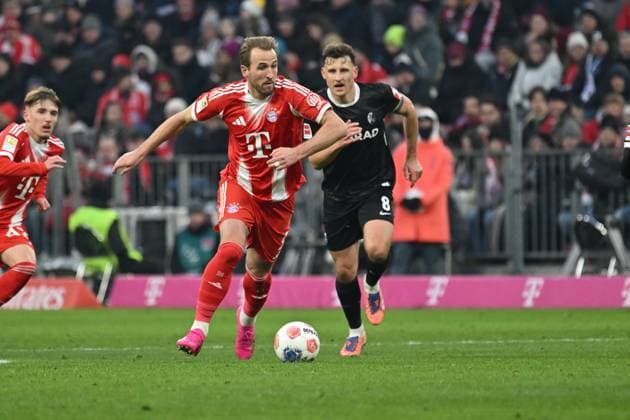 GER, Bayern, Muenchen, Fußball, FC Bayern Muenchen SC Freiburg, in der Allianz Arena, Muenchen, Bundesliga, 11 Spieltag, 22 11 25, v l Harry Kane FC Bayern Muenchen, 9 , Maximilian Eggestein SC Freiburg, 8 , im Zweikampf um den Ball, im Angriff DFL DFB regulations prohibit any use of photographs as image sequences and or quasi video, Copyright: HMB-Media MichaelxNibel