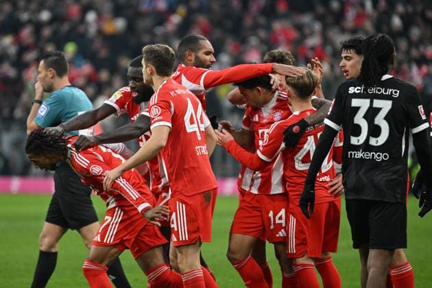 GER, Bayern, Muenchen, Football, FC Bayern Muenchen SC Freiburg, in der Allianz Arena, Muenchen, Bundesliga, 11 Spieltag, 22 11 25, v l FC Bayern Muenchen, Torjubel, Freude, Emotionen, Jubel, Feiern, Goal Scored, Celebrate DFL DFB regulations prohibit any use of photographs as image sequences and or quasi video, Copyright: HMB-Media MichaelxNibel