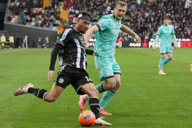 Udinese s Arthur Atta fights for the ball with Bologna s Tommaso Pobega during the Serie A soccer match between Udinese and Bologna at the Bluenergy Stadium in Udine, north east Italy - Saturday, November 22,2025 - soccer  Copyright: xAndreaxBressanutti LaPressex