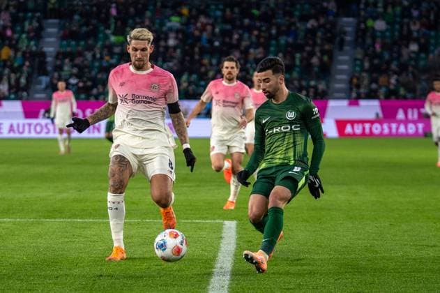 Germany, Soccer, 1 Bundesliga, Matchday 11 2025 2026 VfL Wolfsburg Bayer 04 Leverkusen on 22 11 in Wolfsburg Volkswagen Arena Mohammed Amoura VfL Wolfsburg 9 and Robert Andrich Bayer 04 Leverkusen 8 Copyright: xSvenxHeidmannx