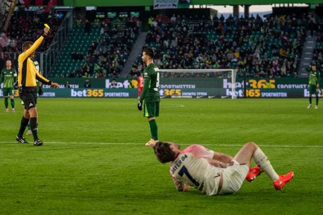 Germany, Soccer, 1 Bundesliga, Matchday 11 2025 2026 VfL Wolfsburg Bayer 04 Leverkusen on 22 11 in Wolfsburg Volkswagen Arena Yellow for Mohammed Amoura VfL Wolfsburg 9 after foul on Jonas Hofmann Bayer 04 Leverkusen 7 Copyright: xSvenxHeidmannx