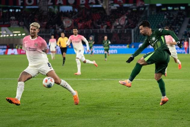 Germany, Soccer, 1 Bundesliga, Matchday 11 2025 2026 VfL Wolfsburg Bayer 04 Leverkusen on 22 11 in Wolfsburg Volkswagen Arena Mohammed Amoura VfL Wolfsburg 9 Robert Andrich Bayer 04 Leverkusen 8 Copyright: xSvenxHeidmannx
