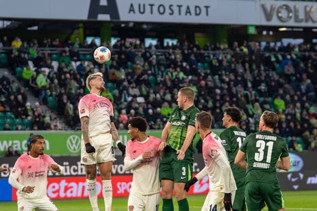 Germany, Soccer, 1 Bundesliga, Matchday 11 2025 2026 VfL Wolfsburg Bayer 04 Leverkusen on 22 11 in Wolfsburg Volkswagen Arena Robert Andrich Bayer 04 Leverkusen 8 Copyright: xSvenxHeidmannx