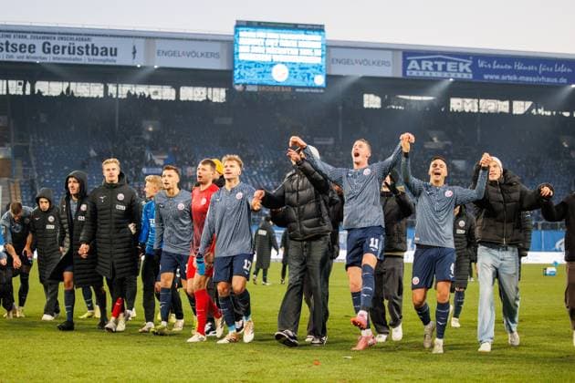 Victory cheer No. 11 Emil Frost Holten Rostock GER, FC Hansa Rostock vs 1 FC Schweinfurth 05, Football, Men, 3 League, Matchday 15, Season 2025 2026, 22 11 2025 Rostock Ostseestadion Mecklenburg Vorpommern Germany
