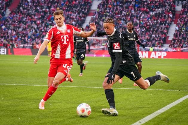 Germany Bundesliga 2025 26, 11 Matchday FC Bayern vs SC Freiburg Allianz Arena Munich Derry Scherhant SC Freiburg, 07 Josip StaniÅ¡iÄ‡ Josip Stanisic FC Bayern Munich, 44 Munich Bayern Germany Copyright: xJOERANxSTEINIEKx