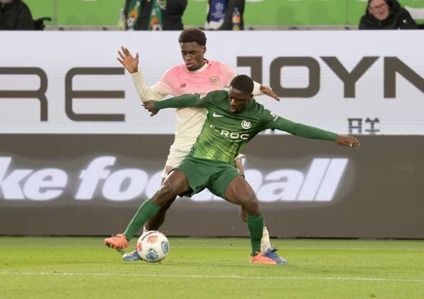 Sael Kumbedi VfL Wolfsburg , Ernest Poku Bayer 04 Leverkusen Football, Men, Season 2025 2026, 1 Liga, Bundesliga, Volkswagenarena, VfL Wolfsburg vs Bayer Leverkusen DFL REGULATIONS PROHIBIT ANY USE OF PHOTOGRAPHS AS IMAGE SEQUENCES AND OR QUASI VIDEO