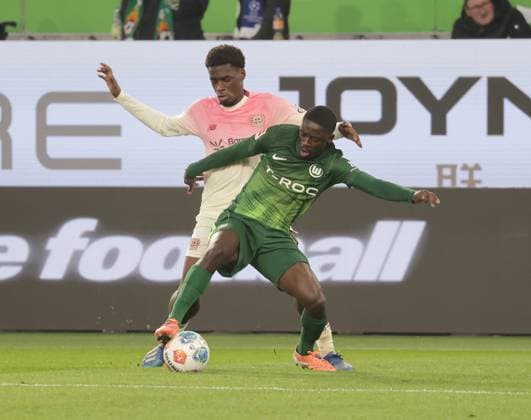 Sael Kumbedi VfL Wolfsburg , Ernest Poku Bayer 04 Leverkusen Football, Men, Season 2025 2026, 1 Liga, Bundesliga, Volkswagenarena, VfL Wolfsburg vs Bayer Leverkusen DFL REGULATIONS PROHIBIT ANY USE OF PHOTOGRAPHS AS IMAGE SEQUENCES AND OR QUASI VIDEO