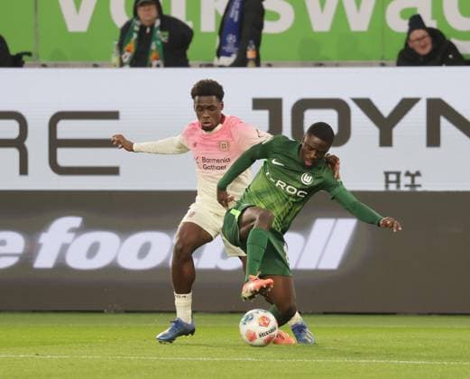Sael Kumbedi VfL Wolfsburg , Ernest Poku Bayer 04 Leverkusen Football, Men, Season 2025 2026, 1 Liga, Bundesliga, Volkswagenarena, VfL Wolfsburg vs Bayer Leverkusen DFL REGULATIONS PROHIBIT ANY USE OF PHOTOGRAPHS AS IMAGE SEQUENCES AND OR QUASI VIDEO