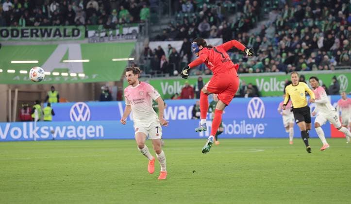 Kamil Grabara VfL Wolfsburg saves from Jonas Hofmann Bayer 04 Leverkusen Football, Men, Season 2025 2026, 1 Liga, Bundesliga, Volkswagenarena, VfL Wolfsburg vs Bayer Leverkusen DFL REGULATIONS PROHIBIT ANY USE OF PHOTOGRAPHS AS IMAGE SEQUENCES AND OR QUASI VIDEO