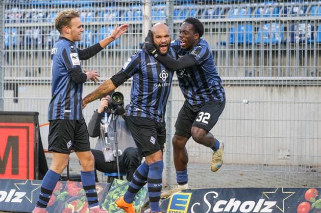 Terrence Boyd SV Waldhof Mannheim, 13 , Scorer for 1 0, Goal and goal celebration, Gestures, Joy, Emotions Nicklas Shipnoski SV Waldhof Mannheim, 7 , Kennedy Okpala SV Waldhof Mannheim, 32 Soccer 3 League, Matchday 15, SV Waldhof Mannheim vs SV Wehen Wiesbaden on 22 11 2025 in Mannheim Carl Benz Stadion , Germany Mannheim Carl Benz Stadion Germany Copyright: xFranzxReindelx