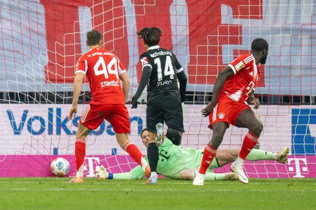 Manuel Neuer 1 FC Bayern Muenchen can not hold, 0 1, Torschuetze Yuito Suzuki 14 SC Freiburg , FC Bayern Muenchen SC Freiburg, Football, Bundesliga, 11 Matchday, 22 11 2025 DFB regulations prohibit any use of photographs as image sequences and or quasi video Muenchen Bayern Germany Copyright: xkolbert-press UlrichxGamelx