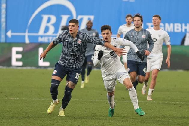22 11 2025, Football, Men, 15 Matchday Third Division 3 League Season 2025 2026 FC Hansa Rostock FC Schweinfurt 05 From left Jan Mejdr FC Hansa Rostock, 19 vs Fabio Luque Notaro FC Schweinfurt 05, 28 Rostock Ostseestadion Mecklenburg Vorpommern Germany