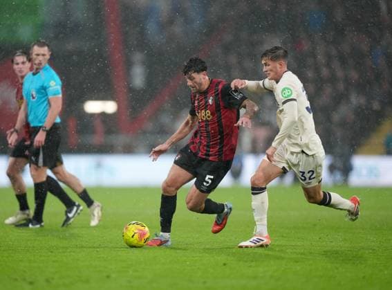 Marcos Senesi of Bournemouth and Freddie Potts of West Ham United. AFC Bournemouth v West Ham United, Premier League, Football, Vitality Stadium, Bournemouth, UK - 22 Nov 2025Bournemouth Vitality Stadium United Kingdom EDITORIAL USE ONLY No use with unauthorised audio, video, data, fixture lists, club league logos or live services. Online in-match use limited to 120 images, no video emulation. No use in betting, games or single club league player publications.  Copyright: xSeanxRyan Shutterstockx 15860645t