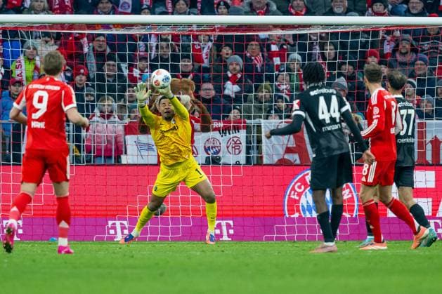 Noah Atubolu Goalkeeper, SC Freiburg, 1 cannot hold this ball from Michael Olise FC Bayern Muenchen, 17 not in the picture and has to accept the goal to equalize 2 2 GER, FC Bayern Muenchen vs SC Freiburg, Football, Bundesliga, Matchday 11, Matchday 2025 2026, 22 11 2025 DFL DFB REGULATES PROHIBIT ANY USE OF PHOTOGRAPHS as IMAGE SEQUENCES and or QUASI VIDEO GER, FC Bayern Muenchen vs SC Freiburg, Football, Bundesliga, Matchday 11, Matchday 2025 2026, 22 11 2025 Muenchen Copyright: xEibner-Pressefoto HeikexFeinerx EP_HFR