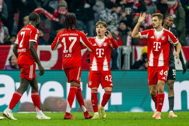 Assisted by Lennart Karl FC Bayern Muenchen, 42 celebrates with Michael Olise FC Bayern Muenchen, 17 his goal to equalize 2 2, with Dayot Upamecano FC Bayern Muenchen, 2 and Josip Stanisic FC Bayern Muenchen, 44 GER, FC Bayern Muenchen vs SC Freiburg, Soccer, Bundesliga, Matchday 11, Season 2025 2026, 22 11 2025 DFL DFB REGULATIONS PROHIBIT ANY USE OF PHOTOGRAPHS as IMAGE SEQUENCES and or QUASI VIDEO GER, FC Bayern Muenchen vs SC Freiburg, Football, Bundesliga, Matchday 11, Season 2025 2026, 22 11 2025 Muenchen Copyright: xEibner-Pressefoto HeikexFeinerx EP_HFR